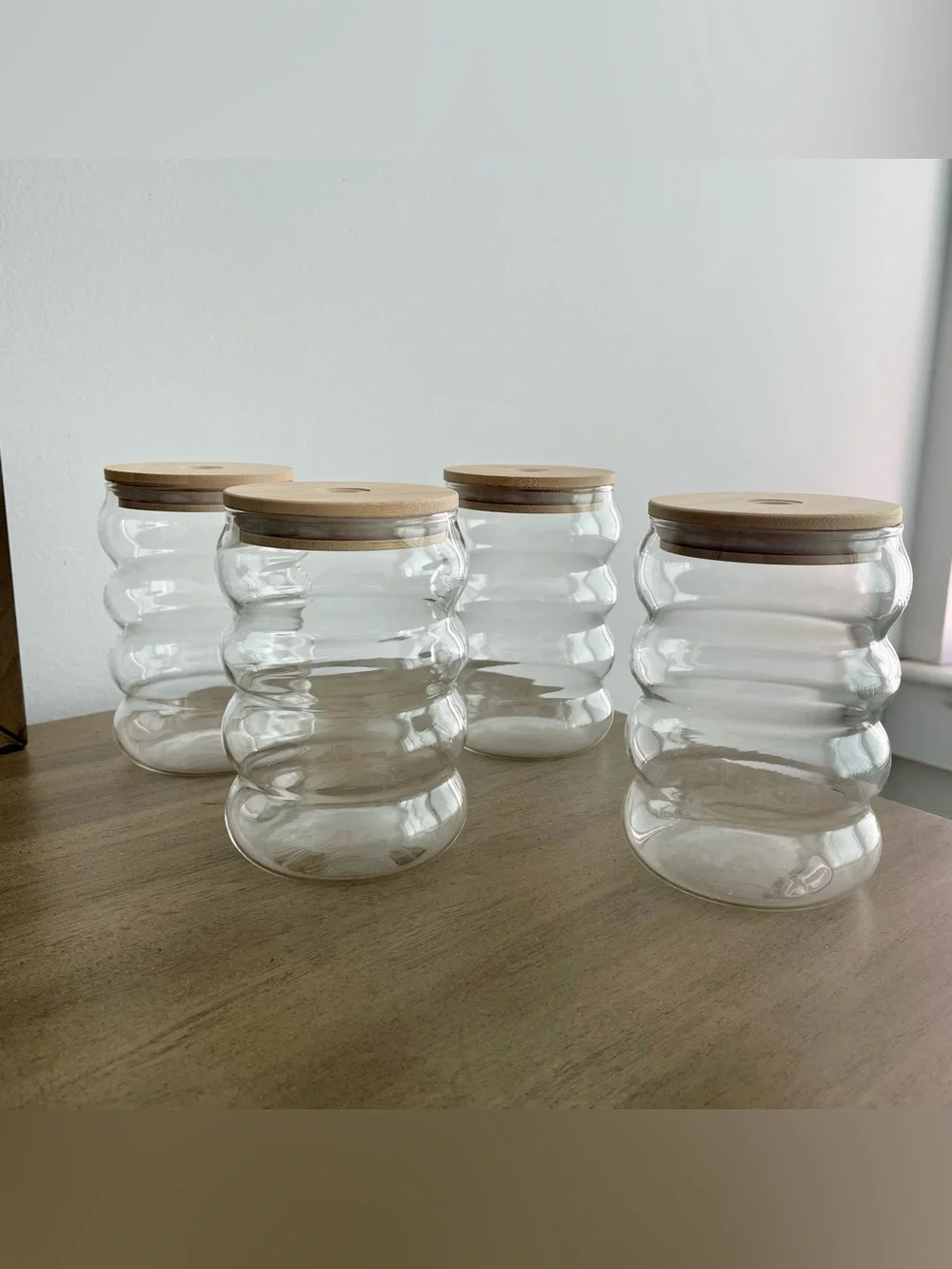NWT Lilly Ribbed Glass Sippers with Bamboo Lids and Glass straws, 18 oz Set of 4